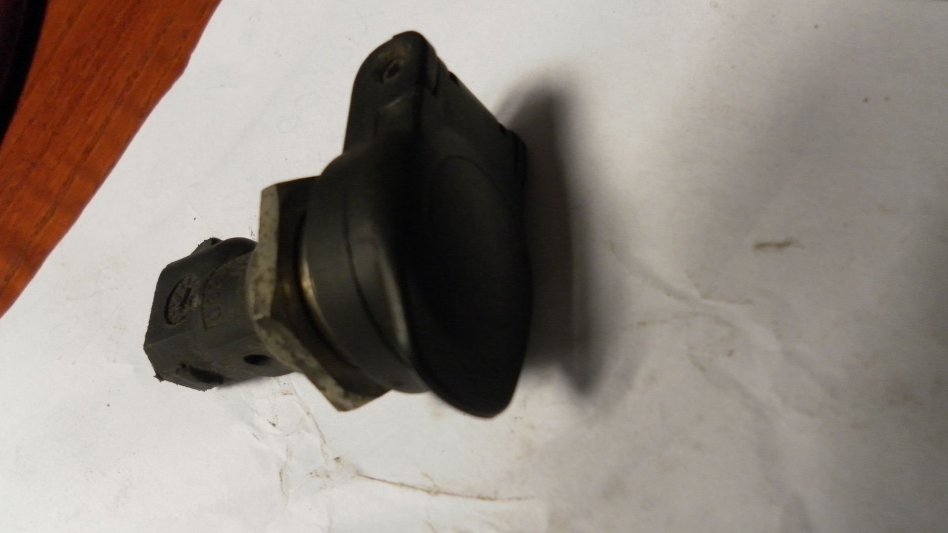 Stekkeraansluiting ( 12V) in kuip , plug in socket	R1100rt 99 diverse modellen vanaf 1987 2kleps 4 kleps en k 		61131391630