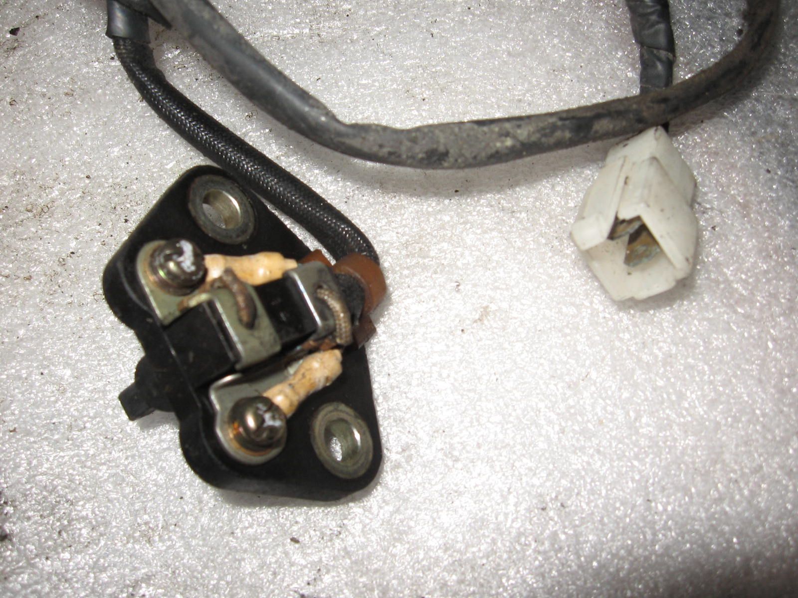 koolborstelhouder dynamo met kabelboom en koolborstel	Xj650 xj750 Xj700 1980-86	4h7-81619-10