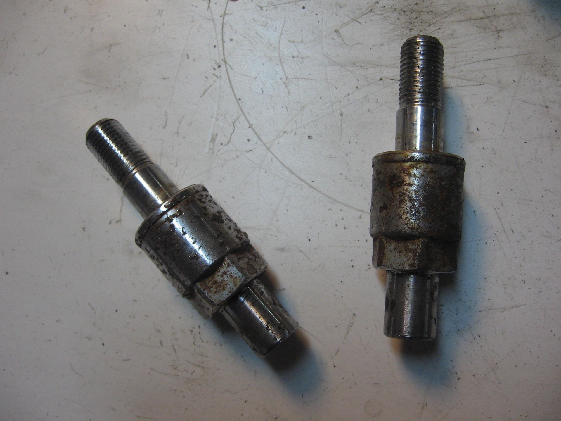 2x Bovenste bevestiging achter schokbrekers ( veren) // cmx450c 1986-87		52452-MM2-000