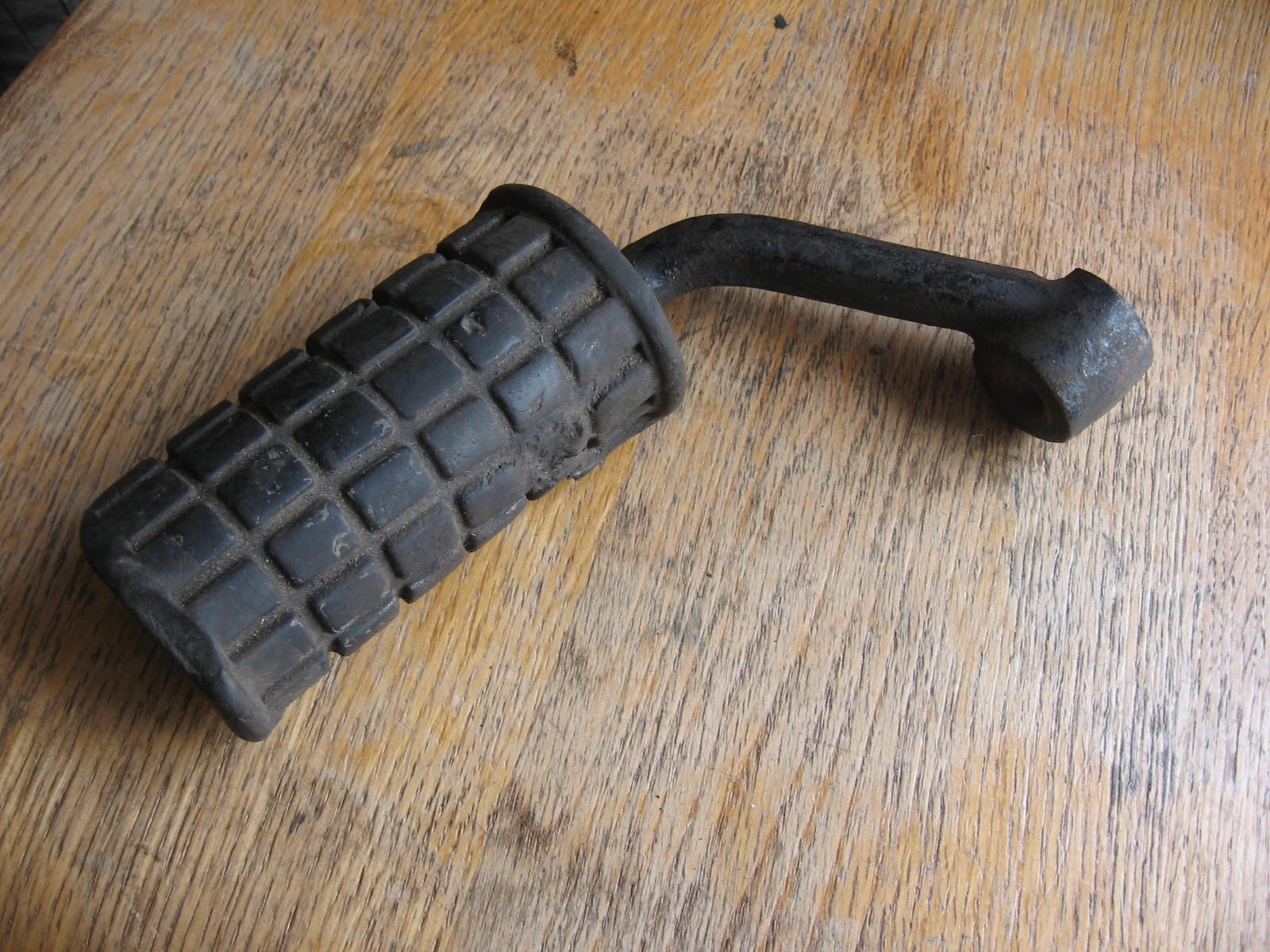 voetsteun links met rubber	gt550 klm	43521-33001 (2)