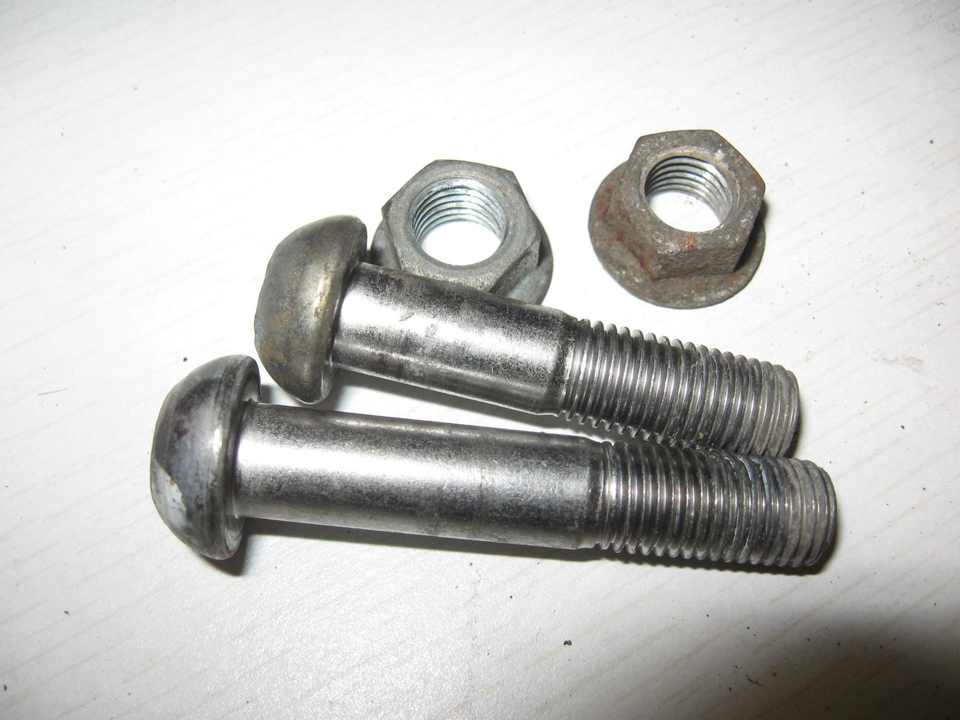 2x bout ( imbus bolkop ) + moer bevestiging supframe //cbr900rr 93-95 ,		90152-MW0-000 + 90153-MW0-000
