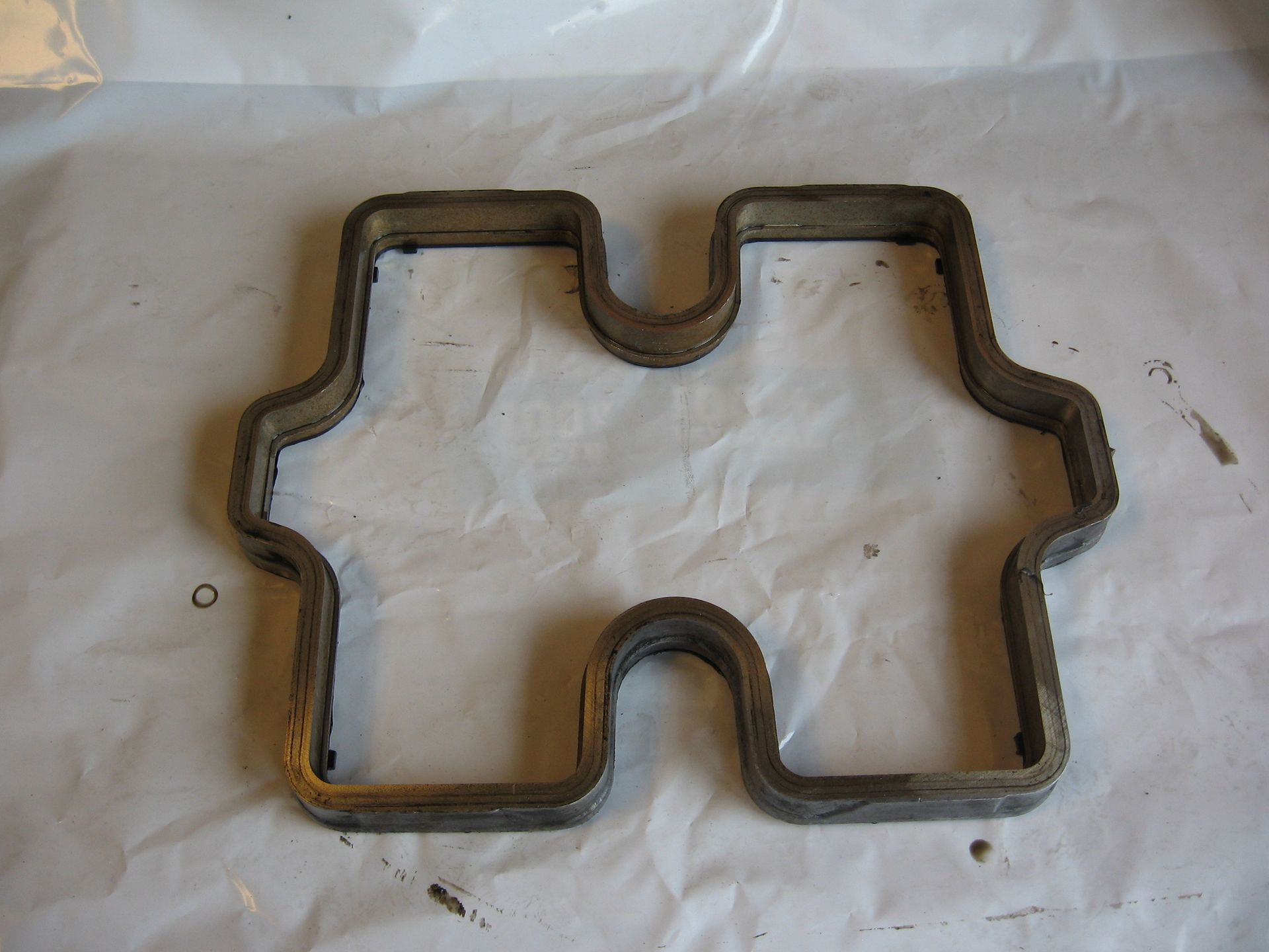 tussenrand kleppendeksel achterste cilinders	Vf750s 82-83 ,  vf750c 82-83 , vf700 82-85 , 12341-MB0-000 	12341-MB0-010