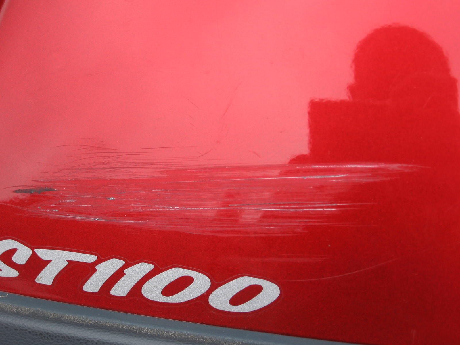 rechterkoffer st1100 1992 rood , schaafplek ,oem