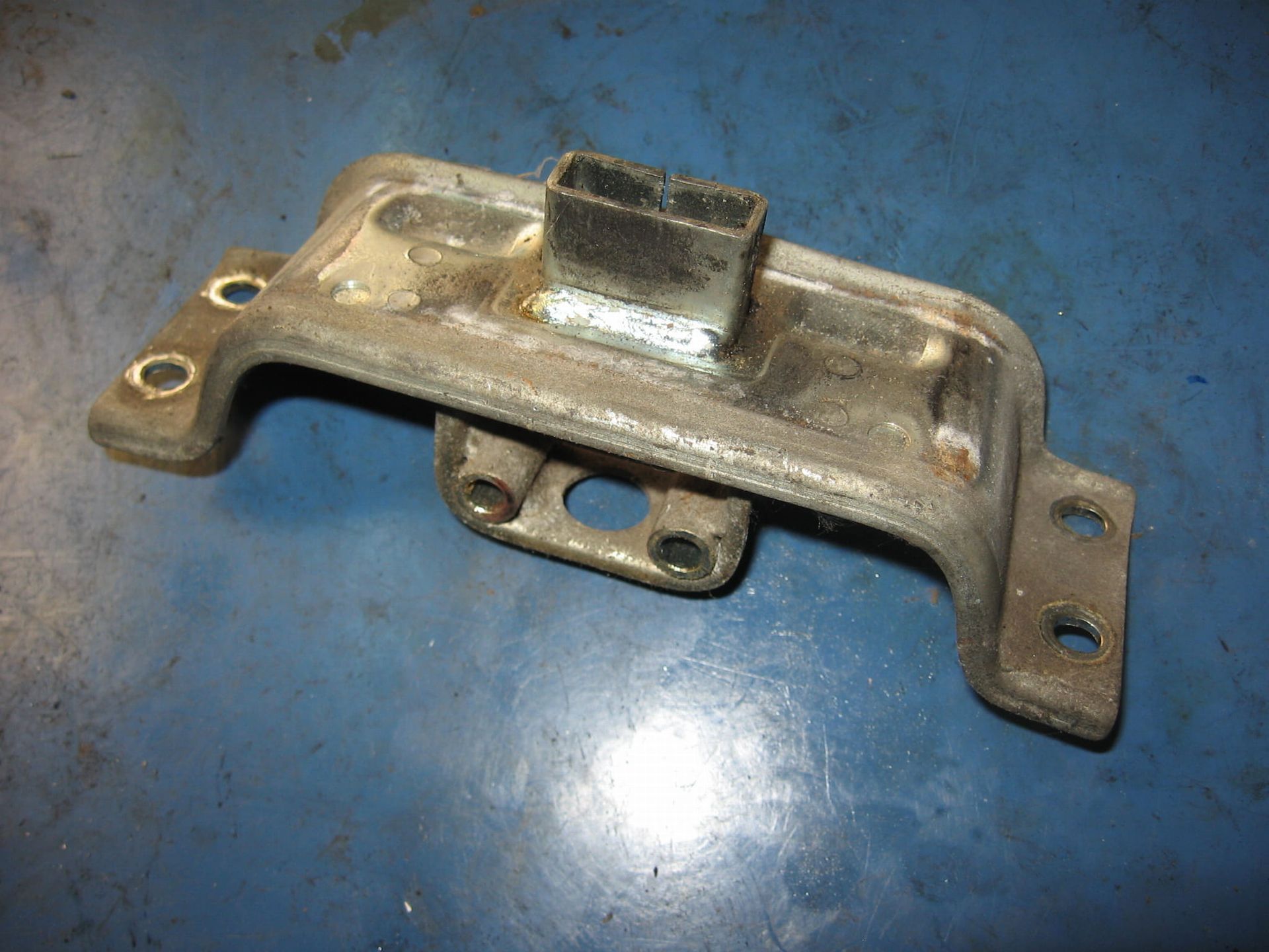 steun benzinetank bevestiging	Fzr1000 91-95	3gm-21348-51