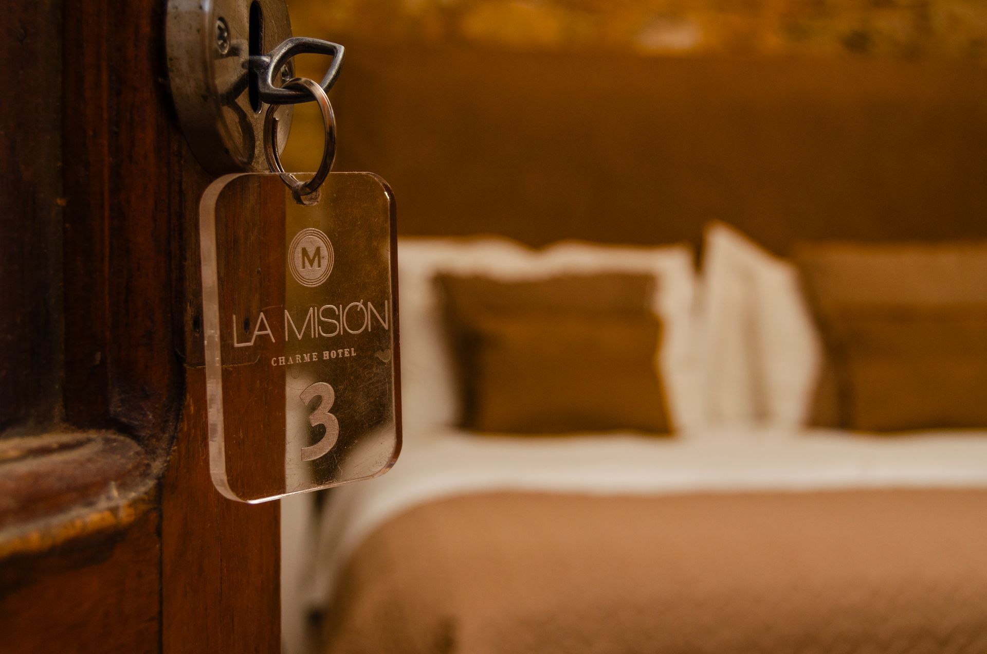 Una etiqueta de llave de habitación de hotel con la inscripción 