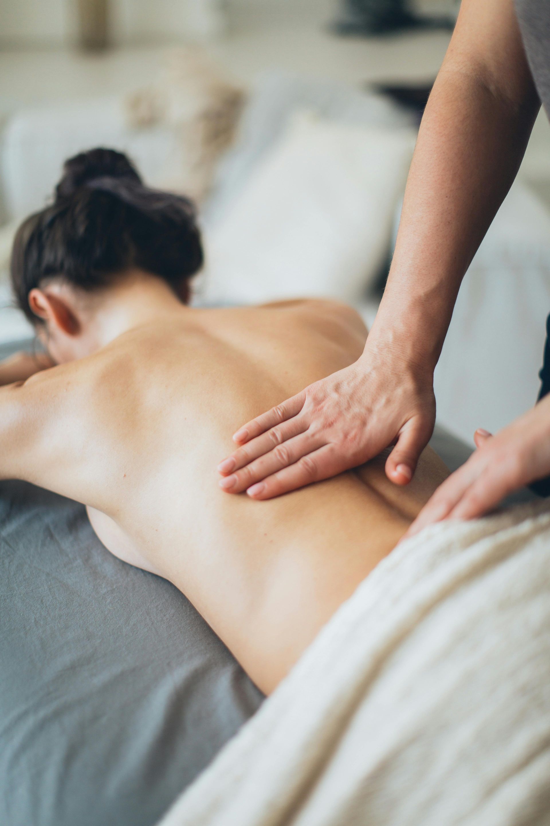 Une femme se fait masser le dos dans un spa.