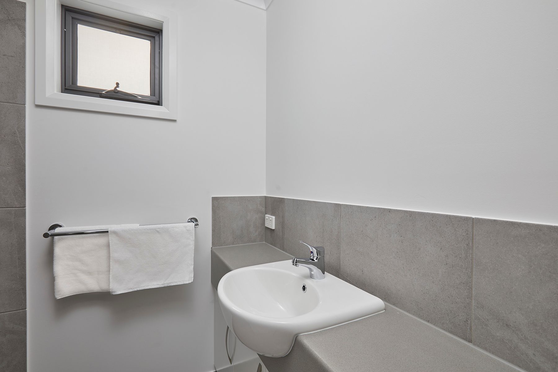 Apex Riverbeach Holiday Park cabin ensuite bathroom
