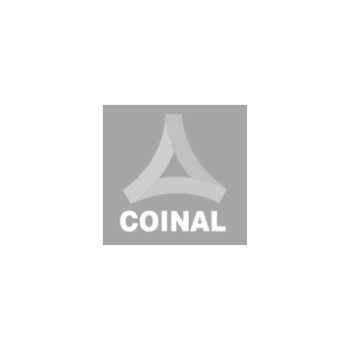 Un logotipo cuadrado gris con un emblema triangular blanco estilizado sobre el texto blanco 