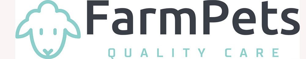 Het logo van FarmPets bestaat uit een lichtblauw schaapje naast de bedrijfsnaam in donkergrijs, met daaronder "QUALITY CARE".