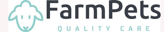 Het logo van FarmPets bestaat uit een lichtblauw schaapje naast de bedrijfsnaam in donkergrijs, met daaronder "QUALITY CARE".