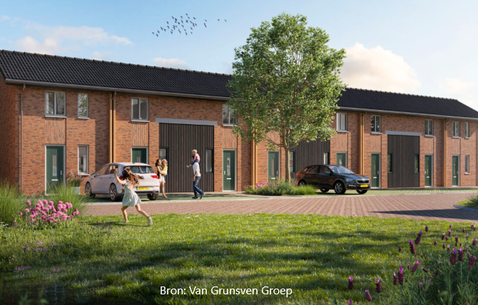 Een rij huizen van rode baksteen met auto's ervoor geparkeerd, een grasveld en mensen die op een zonnige dag wandelen.