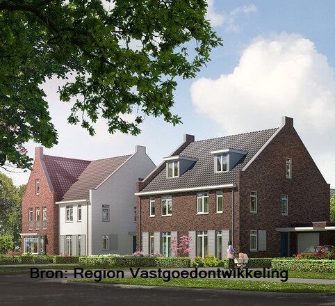 Architectonische impressie van twee nieuwe bakstenen huizen met puntdaken, gelegen in een groene buurt.