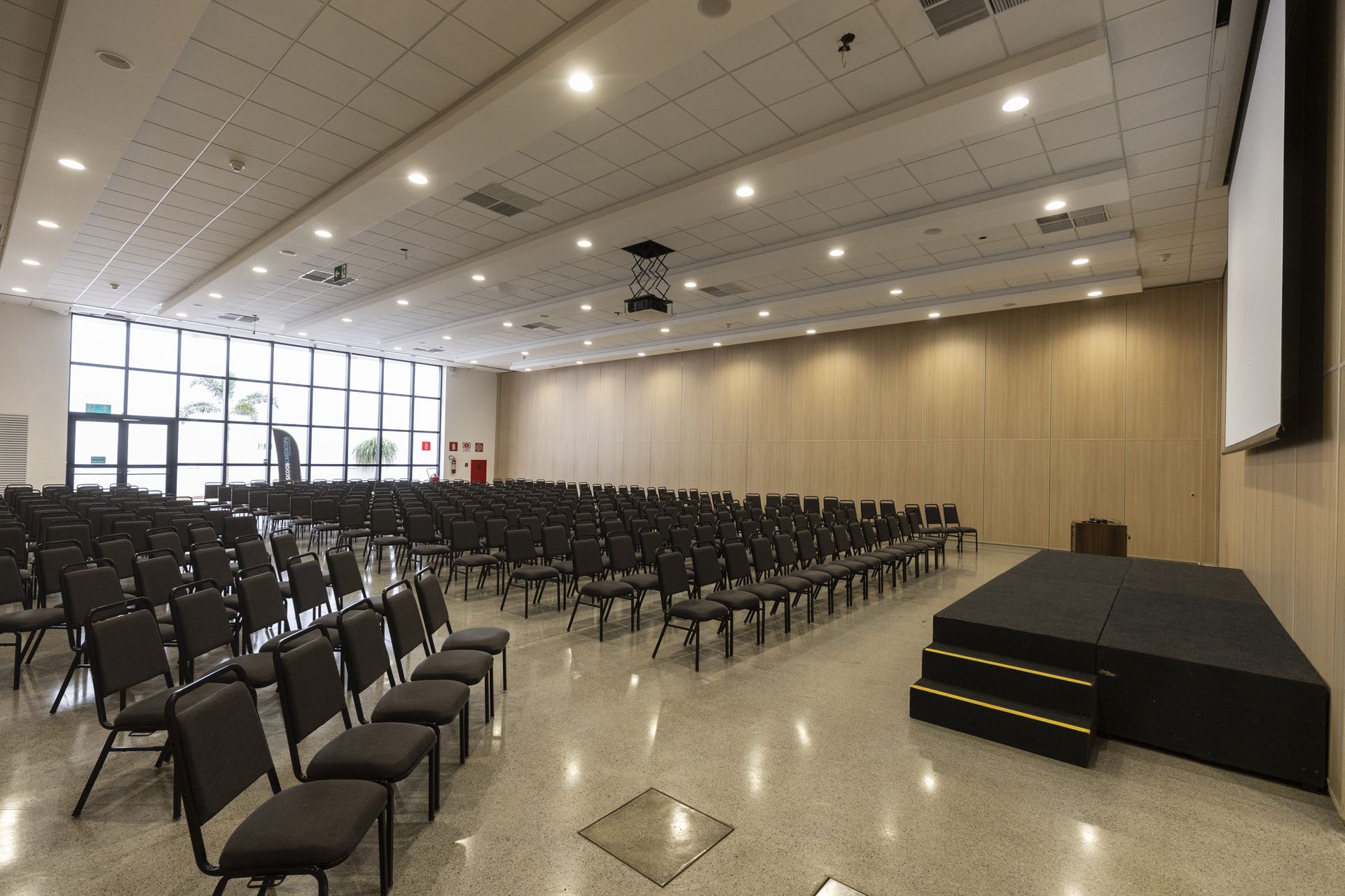 Equipe preparando espaço para evento