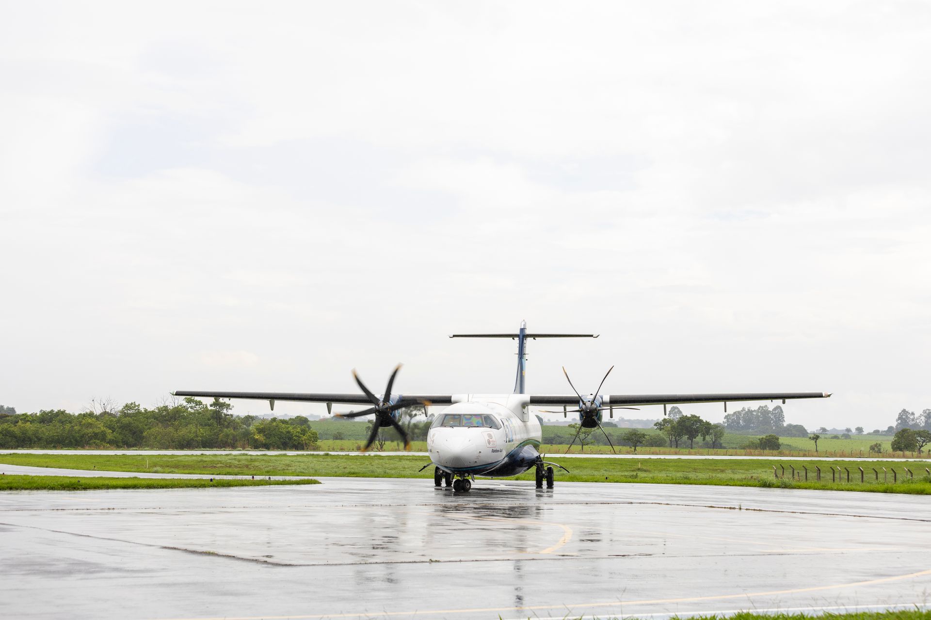 Vista externa do Aeroporto Regional Pedro Pereira dos Santos