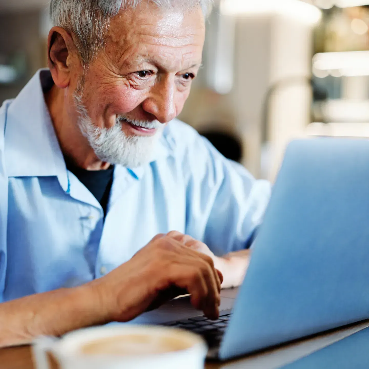 Un homme devantun PC portable