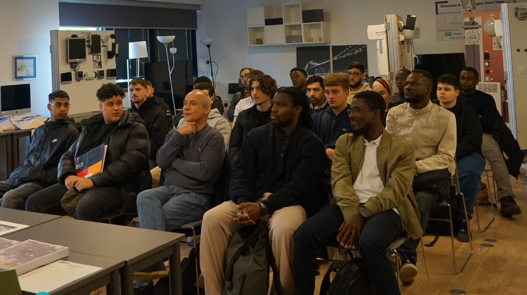Groupe de personnes posant souriant dans le showroom connecté de Ducretet
