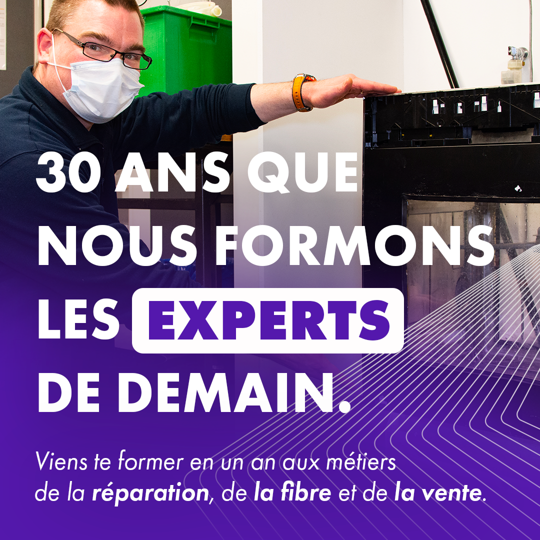 Un homme portant un masque se tient devant un four à micro-ondes.
