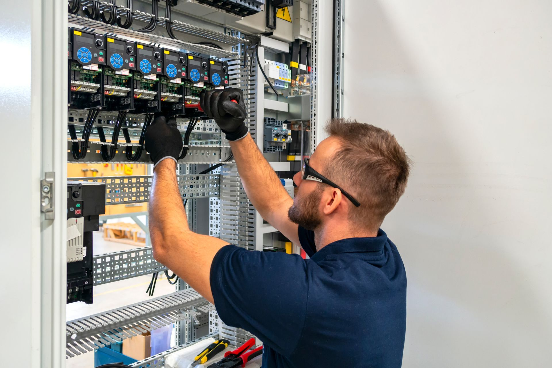Photo d'un électricien lors d'une intervention
