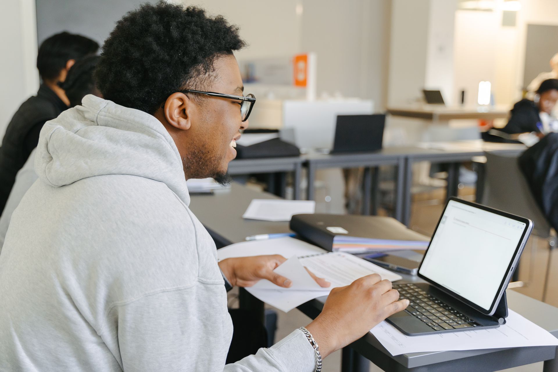 Photo de la Formations Commerce avec u apprenant qui prend des notes sur son ordinateur