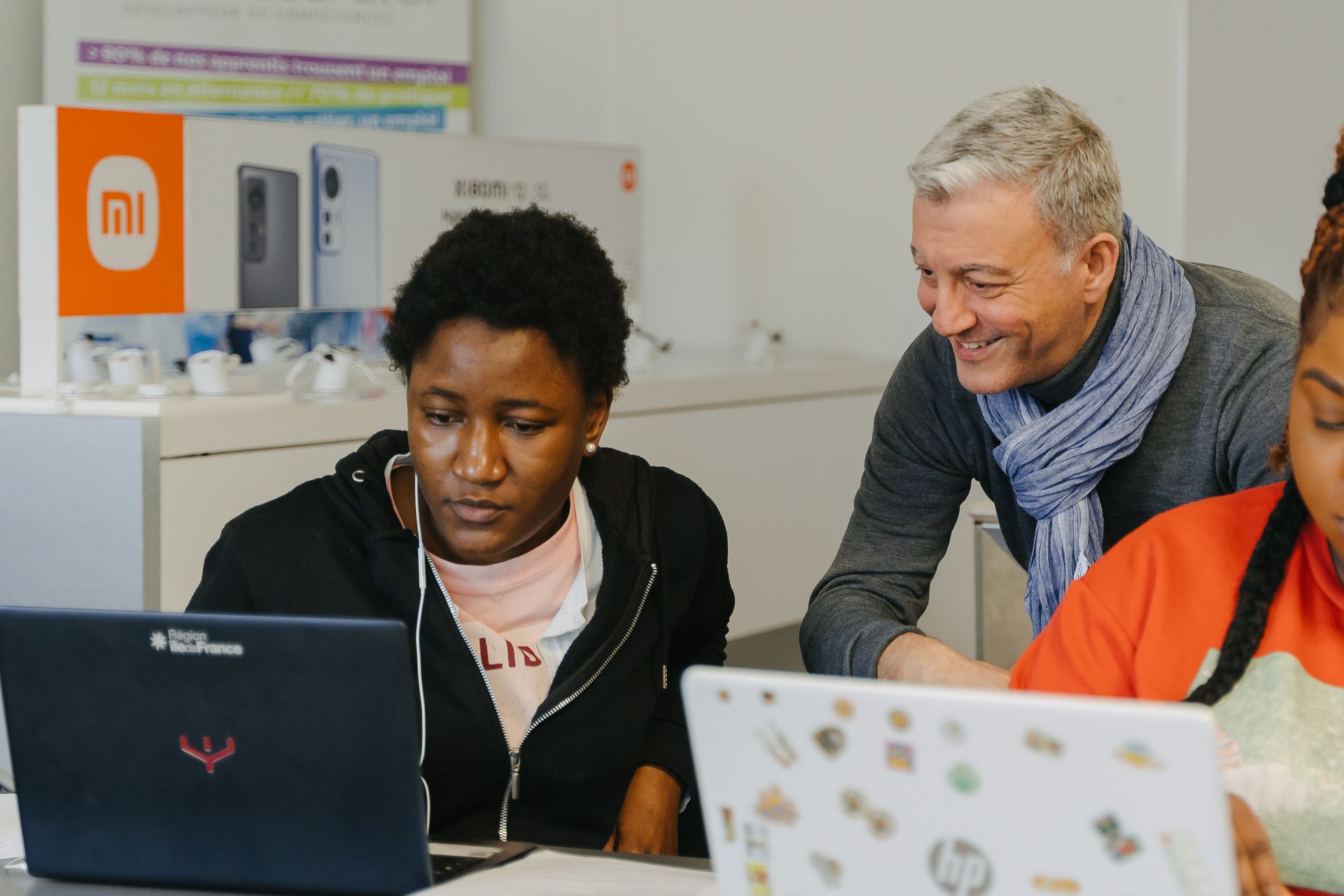 Photo de la Formations Commerce avec le formateur qui donne des conseils à une apprenante