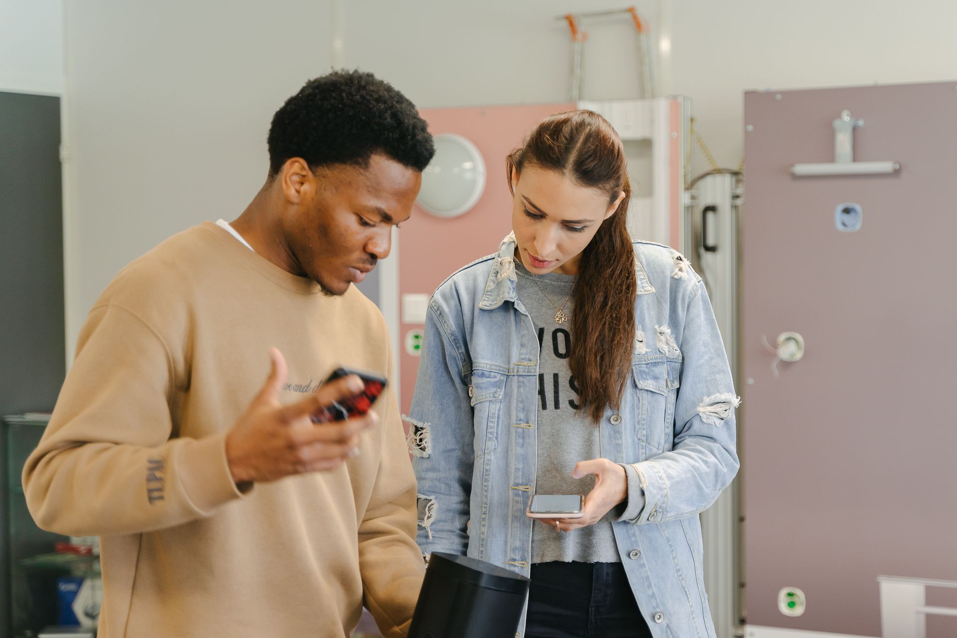 Photo de la formation Formations Commerce avec deux apprenants tenant dans leurs mains de l'électroménager