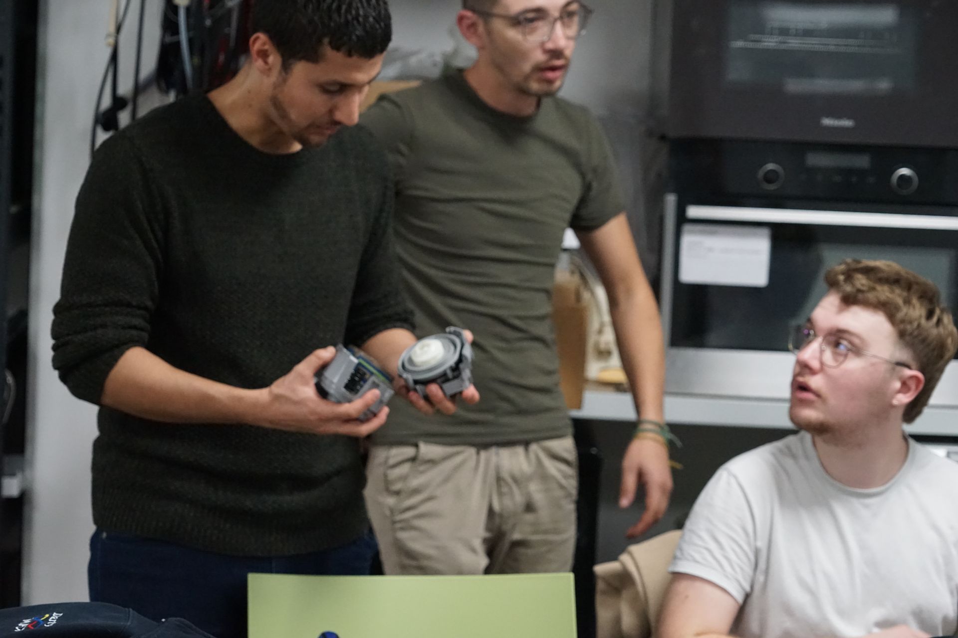Photo de trois apprenants en train de discuter