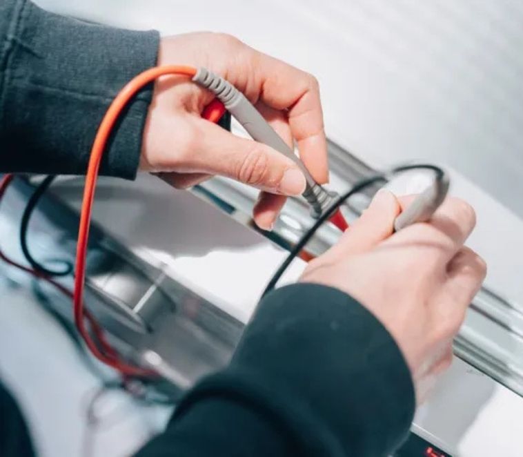 Apprenant en train de faire une réparation