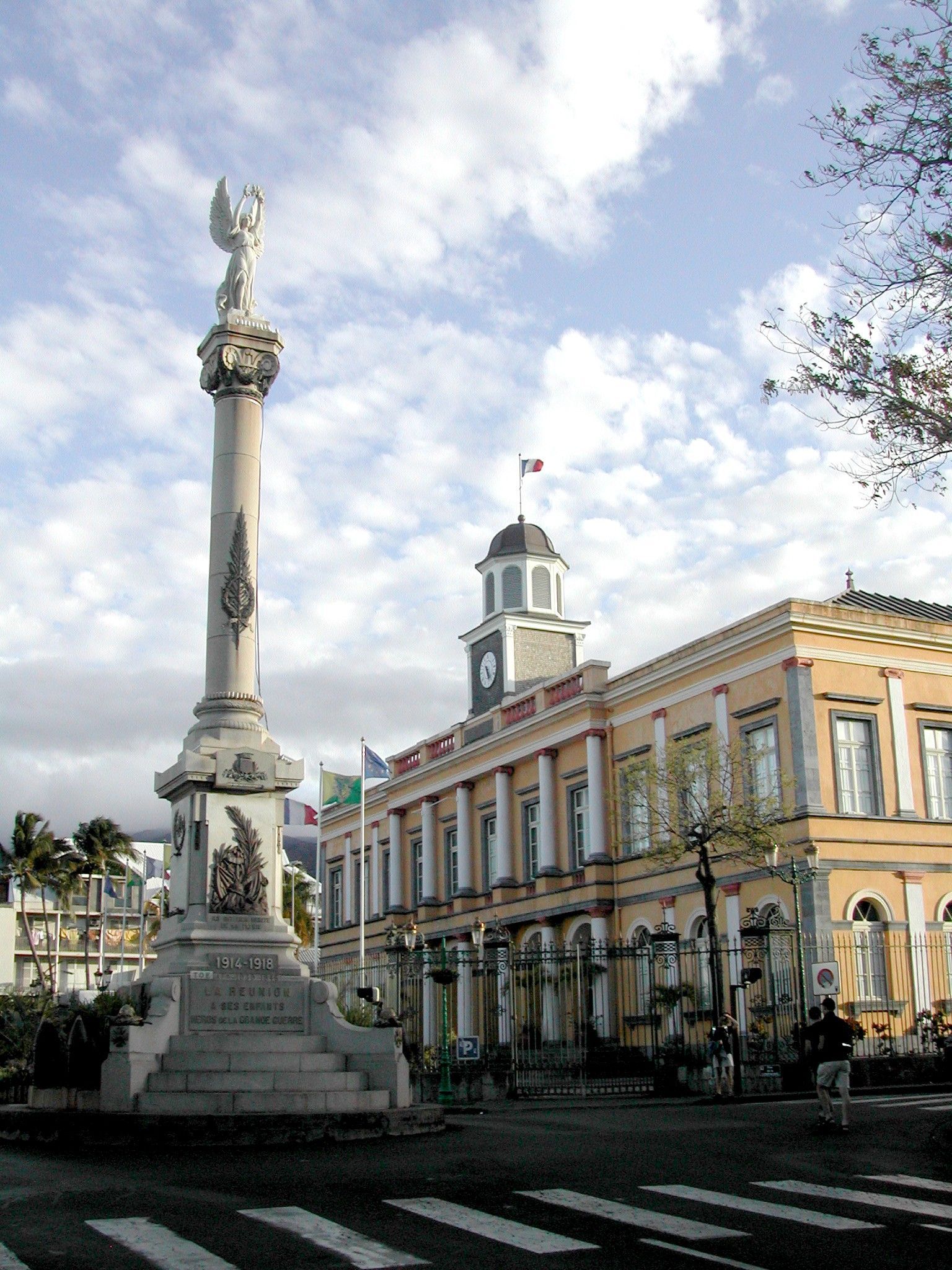 Photo de la Réunion devant la Marie de Saint-Denis