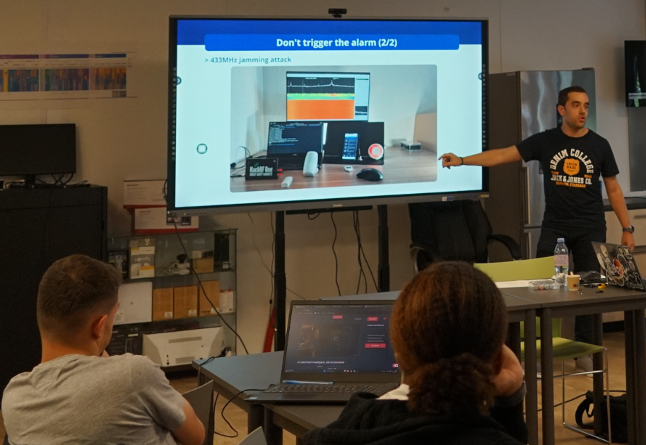 Des apprenants de la formation TIEC assistant à une masterclass d'un ancien de Ducretet sur les enjeux de la cybersecurité