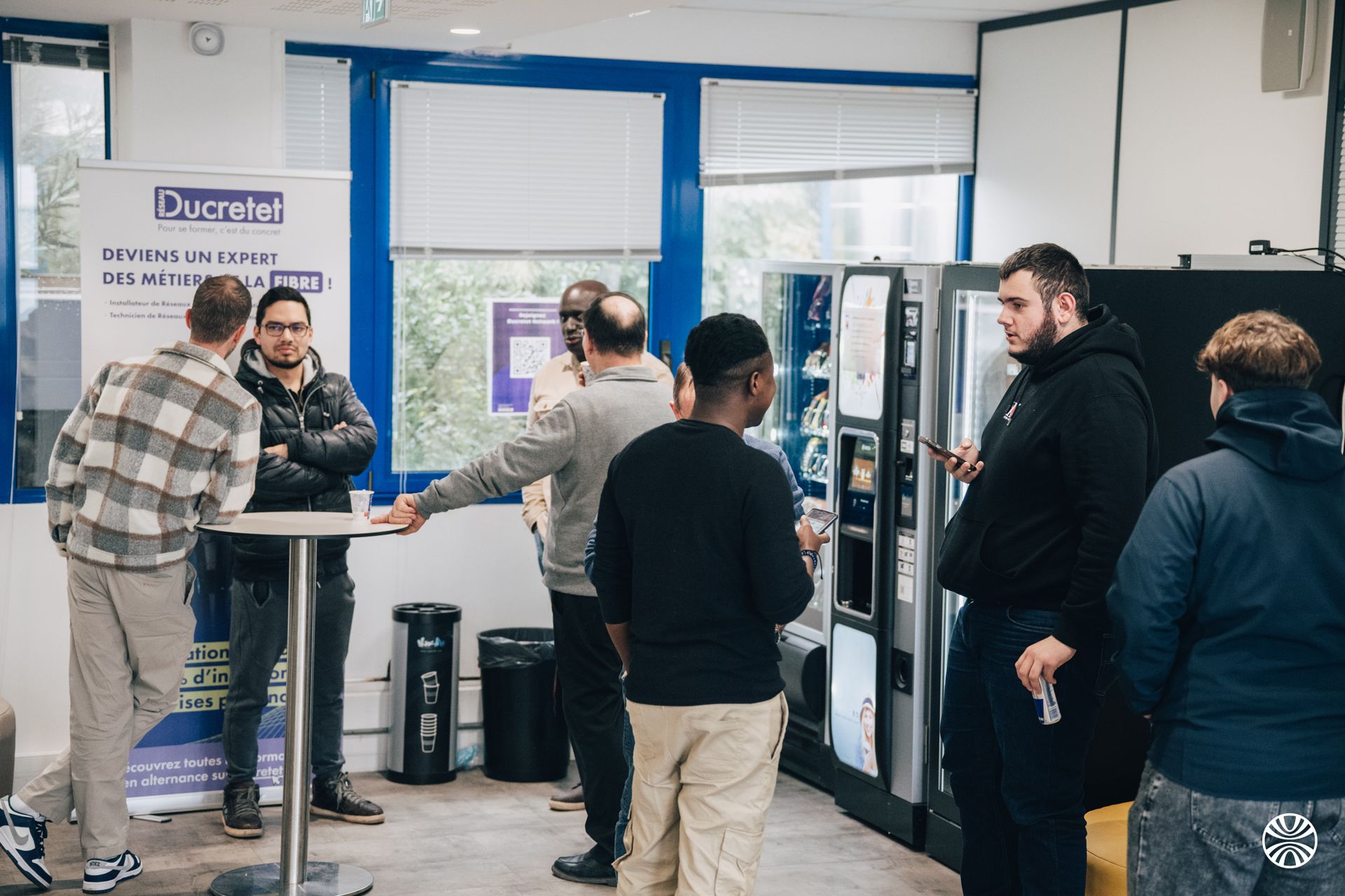 Les gens se rassemblent près d'un distributeur automatique