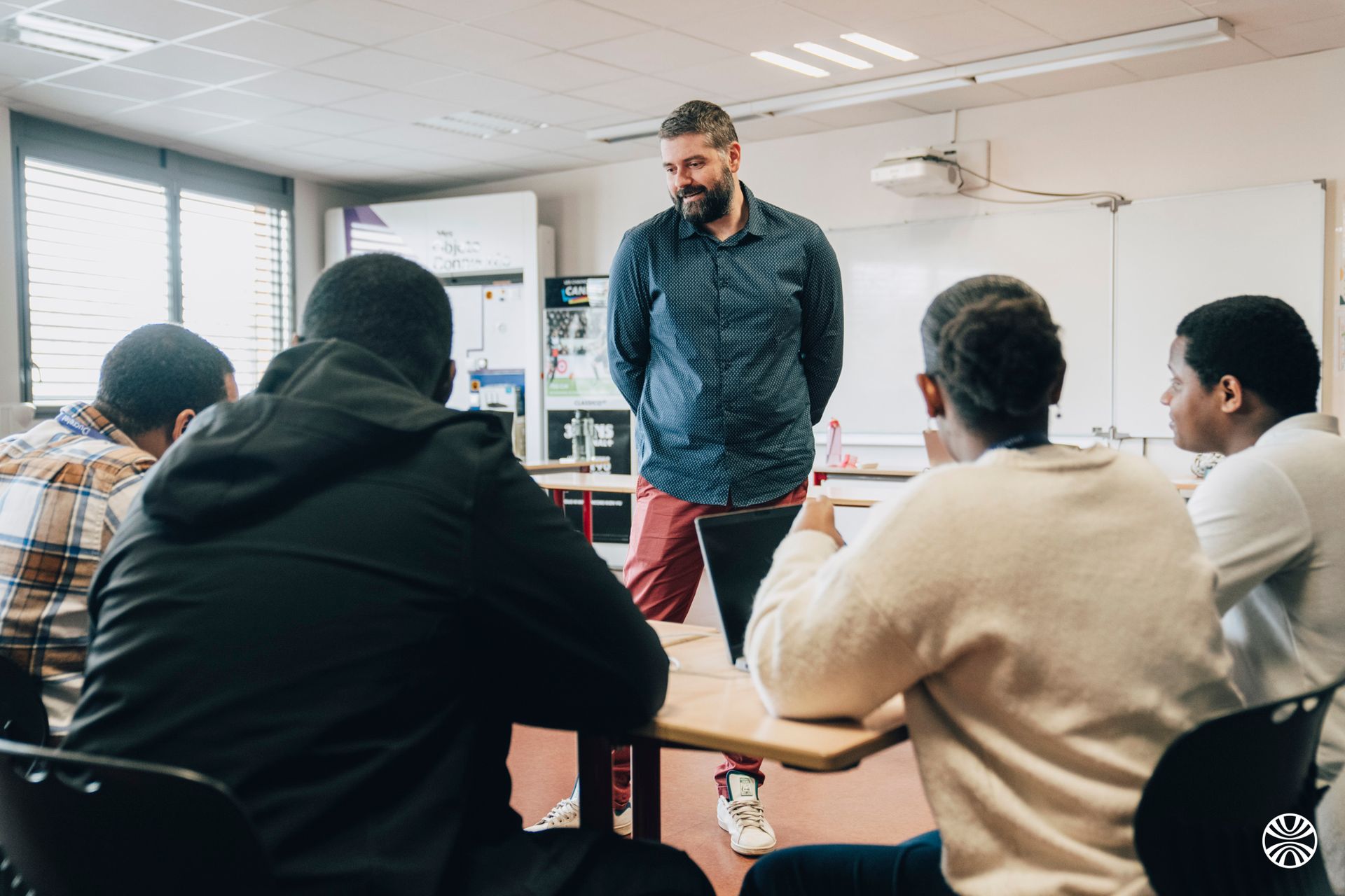 Photo de la Formations Commerce avec le formateur qui donne cours aux apprenants