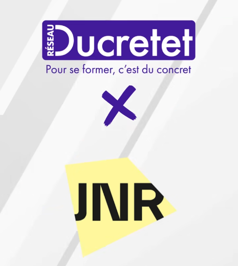 Logo Ducretet barré, avec le logo JNR en dessous. Couleurs : violet, blanc, jaune et noir.