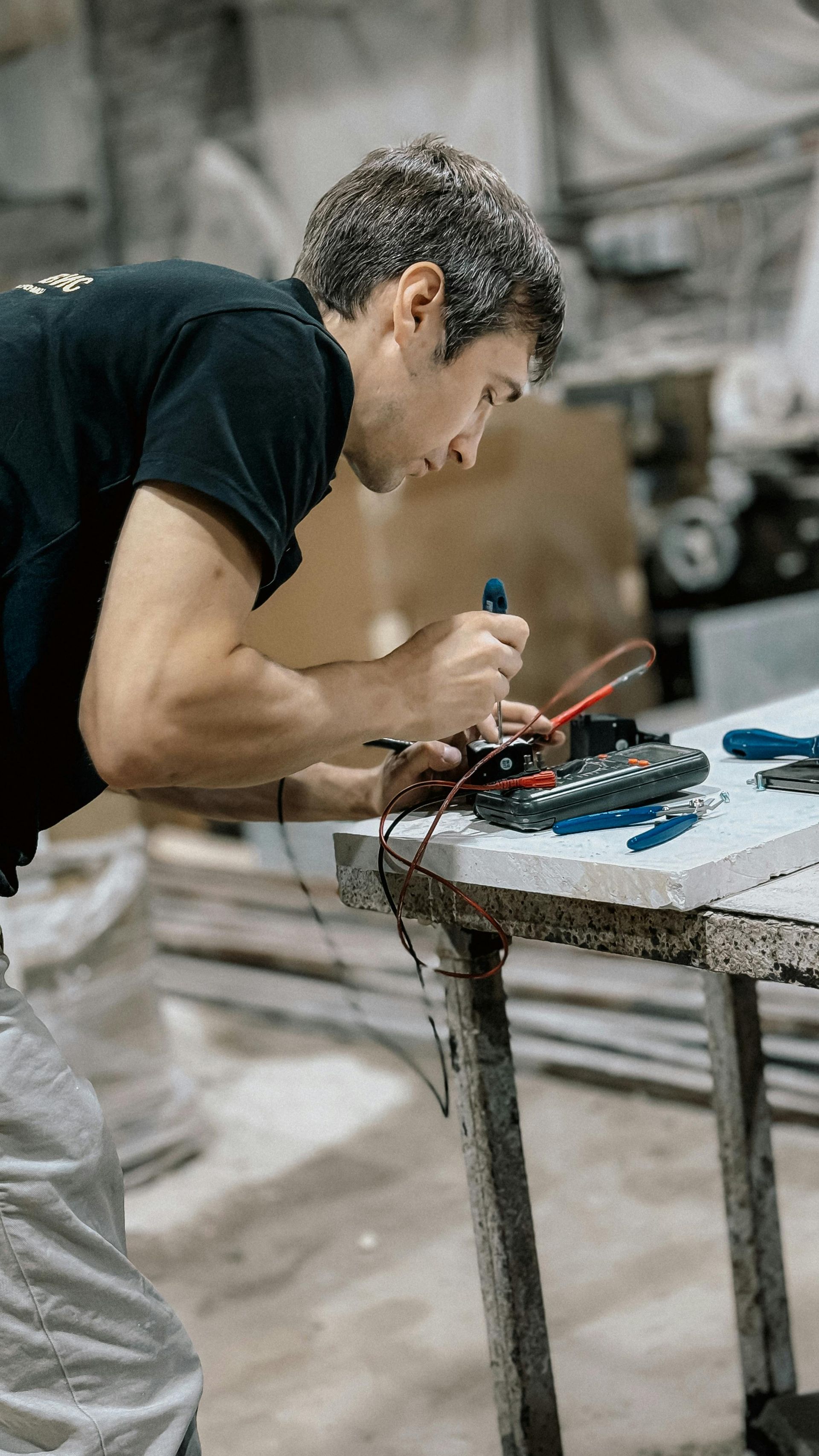 Technicien en train de réparer un objet électrique