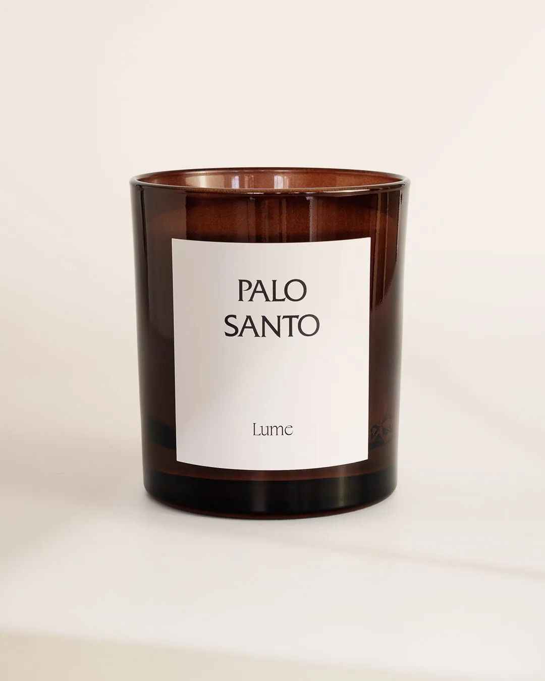 Vaso di vetro marrone con la scritta