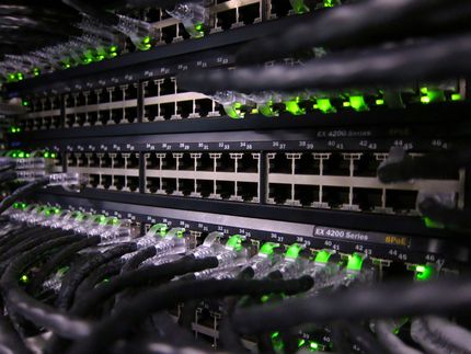 Cavi di rete blu collegati a un rack per server.