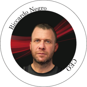 Ritratto di Riccardo Negro, CEO, in una cornice circolare, con sfondo nero e rosso.