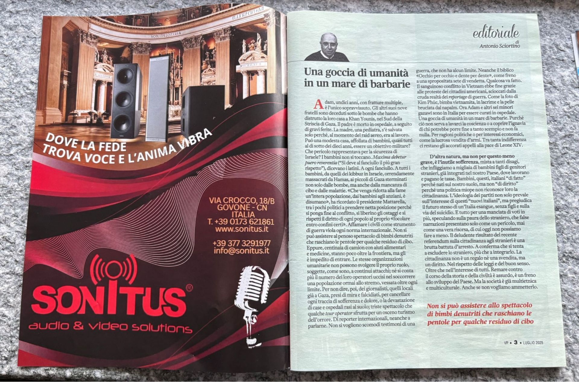 Doppia pagina di una rivista con una pubblicità rossa di SONITUS a sinistra e un articolo di testo a destra.