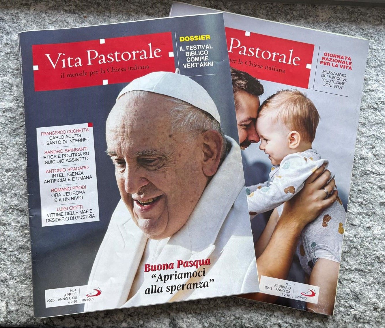 Due copertine della rivista Vita Pastorale, in rosso e bianco, sovrapposte, con Papa Francesco sorridente.