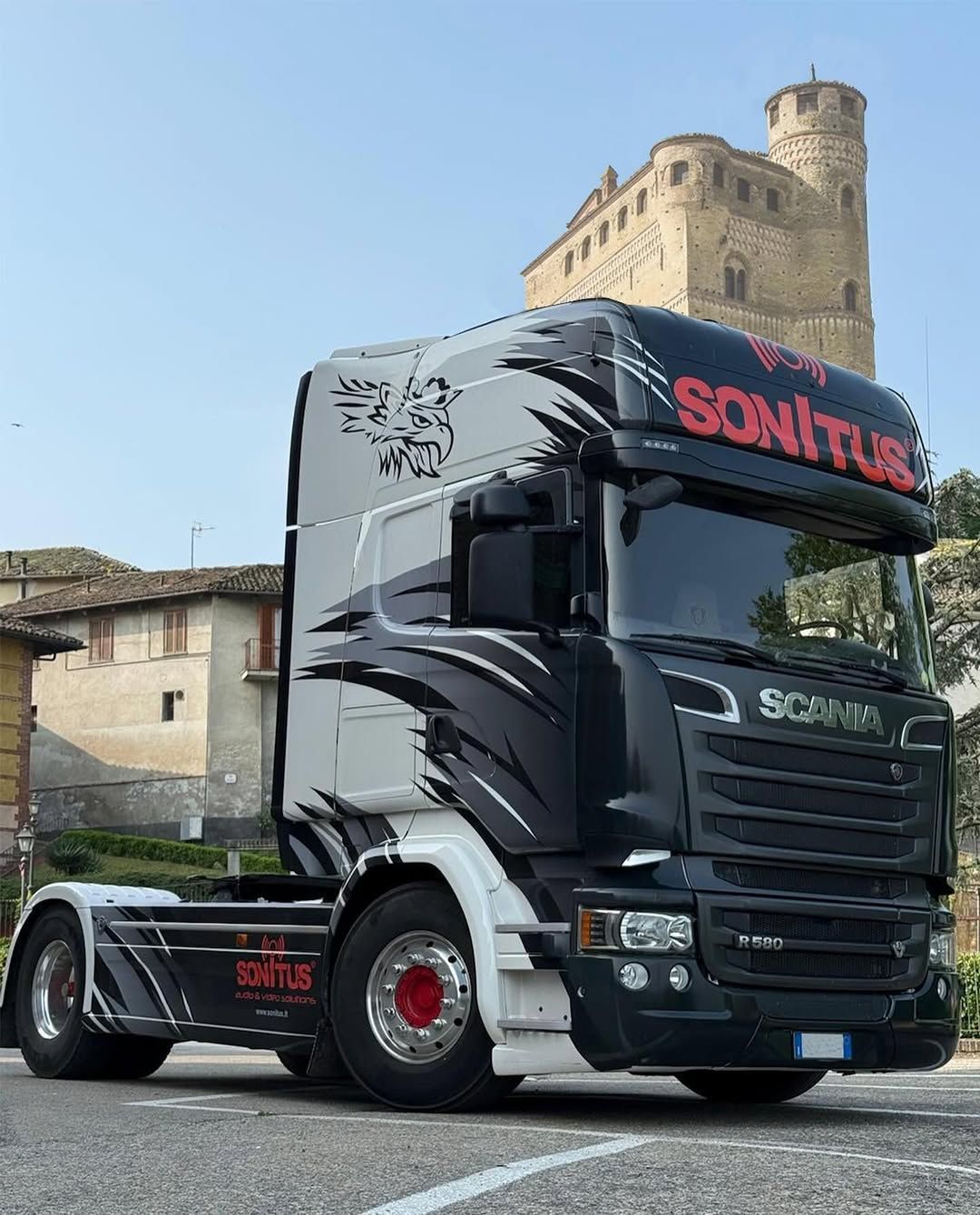 Camion Scania nero e grigio con logo 