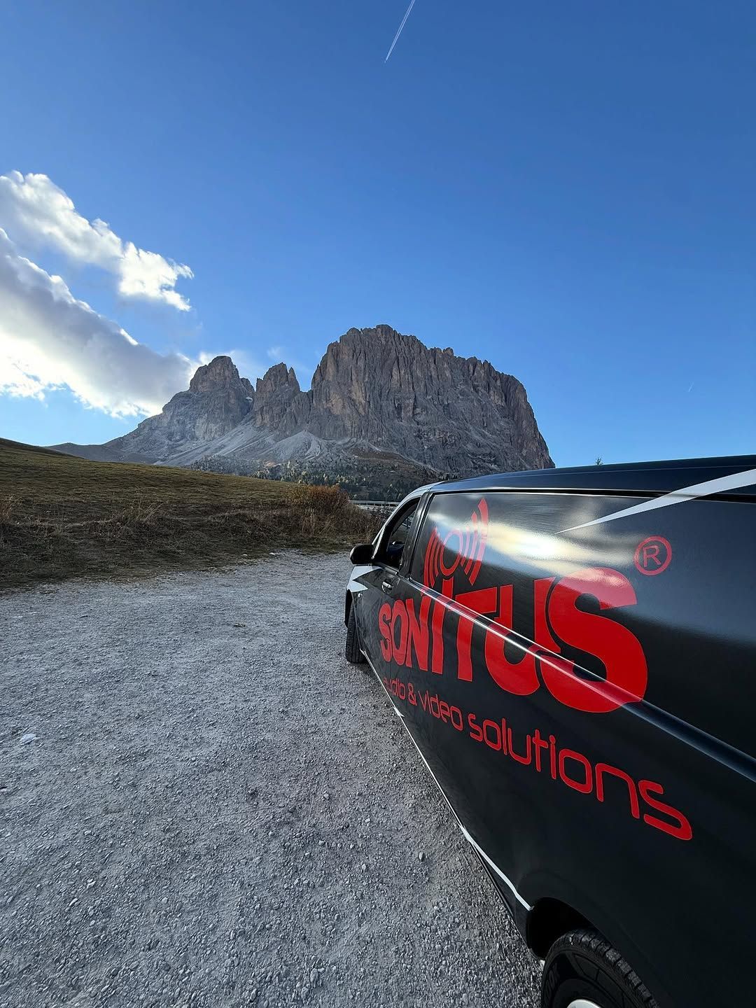 Furgone nero con logo rosso 
