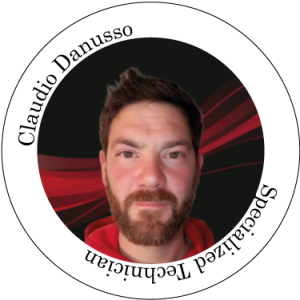Claudio Danusso, Tecnico Specializzato. Un uomo con la barba, che indossa una felpa rossa con cappuccio, all'interno di un distintivo circolare.