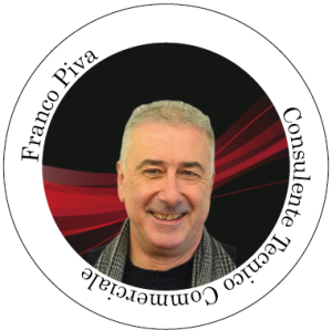 Franco Piva, consulente tecnico commerciale, sorride. Sfondo nero e rosso.
