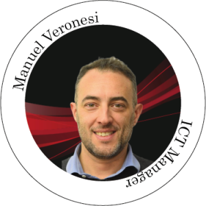 Manuel Veronesi, Responsabile ICT, sorride, in una cornice circolare con sfondo rosso e nero.