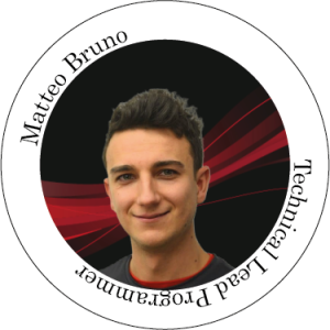 Matteo Bruno, un sorridente programmatore tecnico, sullo sfondo di un astratto sfondo rosso e nero.