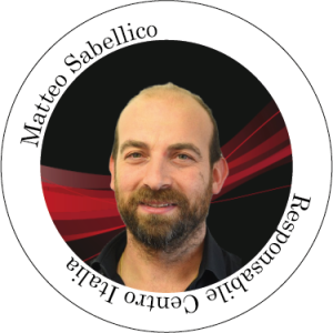 Matteo Sabellico, sorridente, con un distintivo circolare. Testo: Responsabile Centro Italia. Sfondo rosso e nero.
