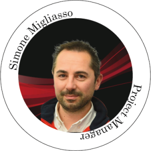 Simone Migliasso, project manager, con un distintivo circolare. Indossa una camicia bianca e sorride su uno sfondo rosso e nero.