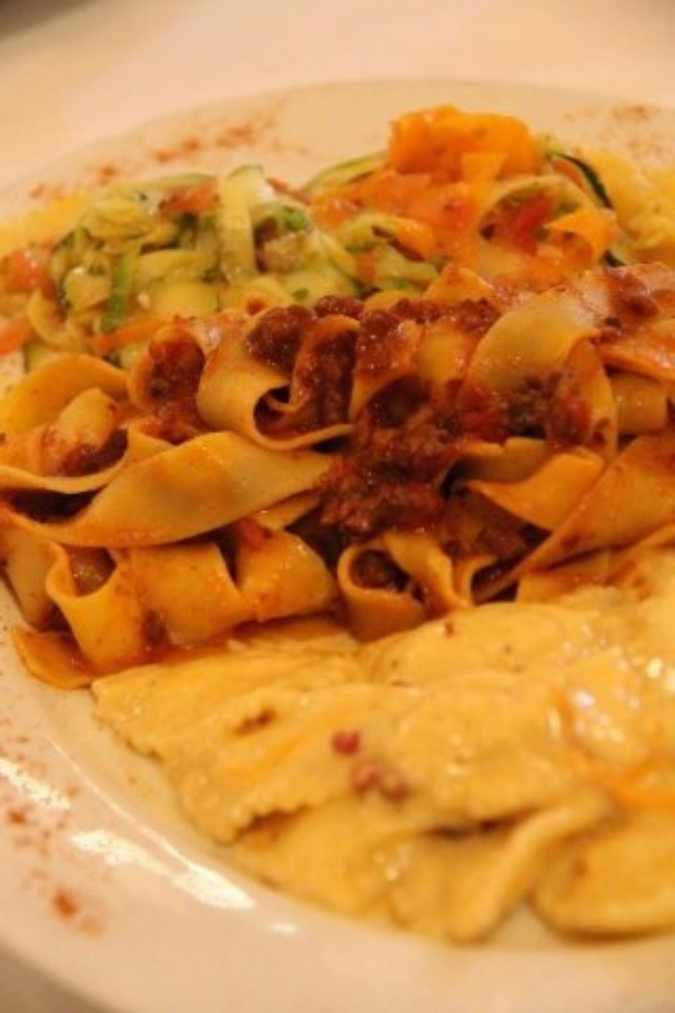 Un primo piano di un piatto di pasta con carne e verdure