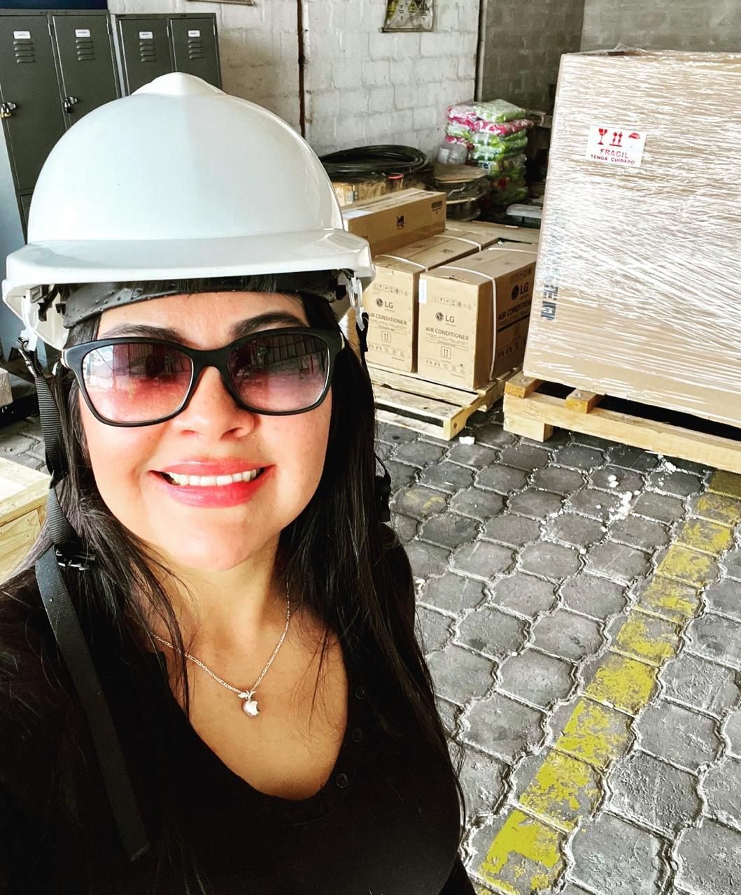 La CEO Verónica Pazmiño In Situ asegurando que el encargao de nuestro cliente este en buenas manos en cada paso.