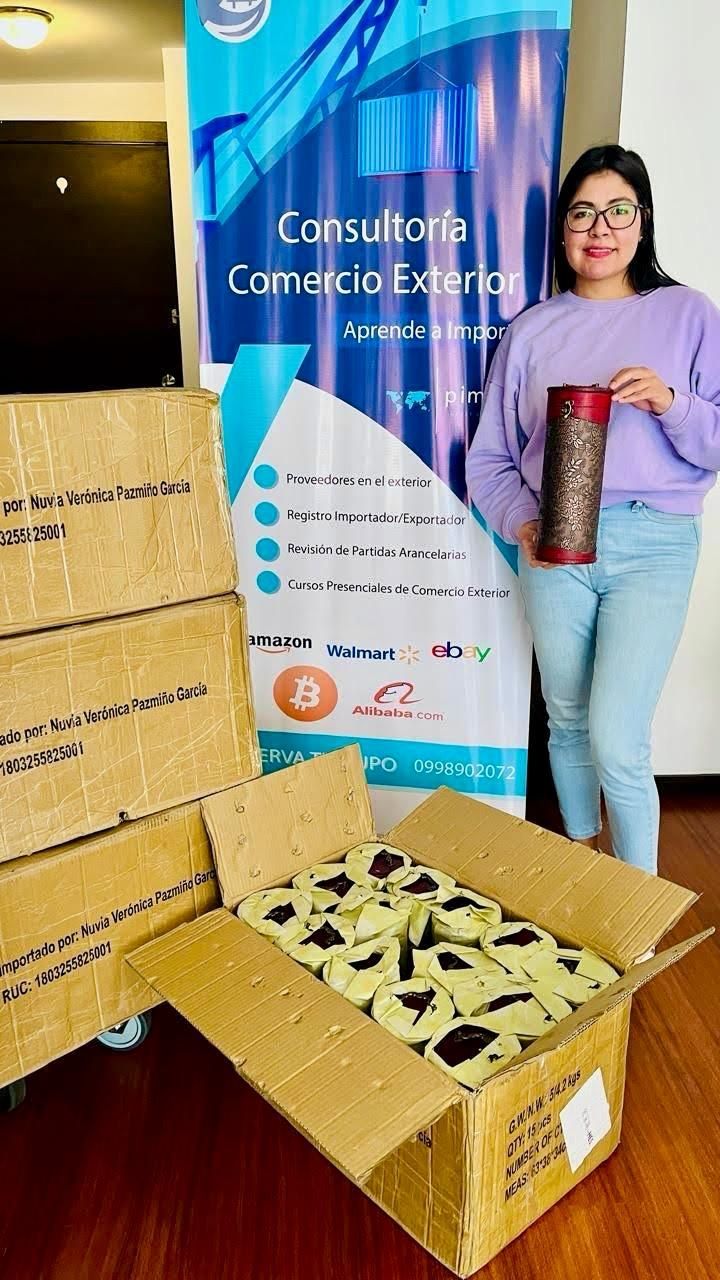 CEO de pie junto a cajas de cartón apiladas y una caja abierta de productos empaquetados, sosteniendo un frasco.