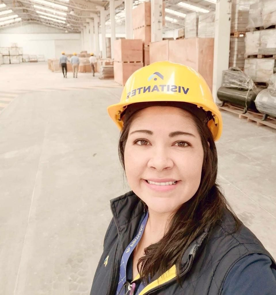 CEO de PIMEX en las bodegas de Pintulac ubicados en Quito, sector Calderón. Con un casco de seguridad.